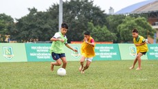 Các thí sinh nhí thử tài trên sân.