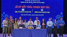 PGS.TS Lâm Nhân (phải) - Đại học Văn hóa TPHCM ký kết thỏa thuận hợp tác với các doanh nghiệp.