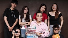 Giảng viên/nhiếp ảnh gia Trung Nghĩa và nhóm SV năm 2 Khoa Quan hệ công chúng và Truyền thông Trường ĐH Văn Lang trong studio thực hiện bộ ảnh chủ đề “Đọc trước khi phản ứng - Read Before You React” ngày 9/6/2026