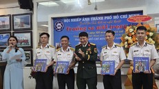 Chủ tịch Hội Nhiếp ảnh TPHCM Đoàn Hoài Trung tặng sách ảnh cho các cơ quan Hải quân
