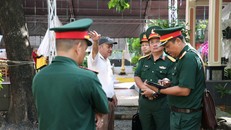 Kiến trúc sư Nguyễn Xuân Thắng (áo trắng) đang trao đổi với các sĩ quan thuộc Bộ Tu lệnh TPHCM