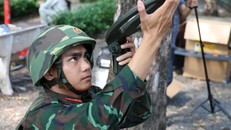 Một chiến sĩ công binh đang kiểm tra thông số máy sau khi khảo sát