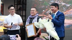 Chủ tịch Hội Nhiếp ảnh TPHCM Đoàn Hoài Trung (phải) chúc mừng NSNA Hồ Vũ (giữa) tại buổi khai mạc triển lãm “Góc nhìn nửa thế kỷ” ngày 21/6 tại Đường Sách TPHCM