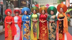 Các nữ doanh nhân khoe vẻ đẹp tà áo dài trên Đường Sách TPHCM