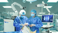 Bác sĩ đang dùng robot AI CUVIS-Joint phẫu thuật thay khớp cho người bệnh. Ảnh: Bệnh viện Đa khoa Tâm Anh
