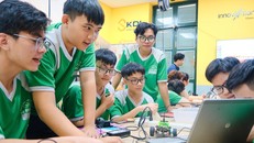 Học sinh làm quen với lập trình robotics trong giờ học STEM tại trường.