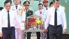 Thủ tướng Lê Minh Hưng, Bí thư Thành ủy TP.HCM Trần Lưu Quang di quan hài cốt liệt sĩ được tìm thấy tại công viên Lê Thị Riêng.