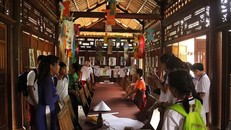 Du khách tham quan Bảo tàng Áo dài ở TPHCM
