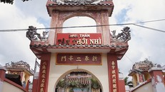 Cổng Đình Tân Thới Nhì với kiến trúc mang đậm nét đình làng Nam Bộ.
