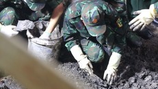 Các chiến sĩ đội tìm kiếm cẩn thận chọn lọc, nhặt từng mẩu xương của đồng đội