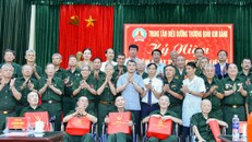 Đại diện Agribank, đồng chí Tô Huy Vũ - Bí thư Đảng uỷ, Chủ tịch HĐTV (hàng trên cùng, ngoài cùng bên phải) tham gia Đoàn công tác của Thủ tướng Lê Minh Hưng đến thăm và tặng quà thương, bệnh binh tại Ninh Bình