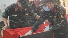 Đội Quy tập hài cốt liệt sĩ tại Công viên Lê Thị Riêng đang cẩn thận trong từng thao tác