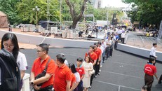 Sáng 27/7, dòng người xếp hàng dài như vô tận trong khuôn viên Công viên Lê Thị Riêng để viếng các liệt sĩ 