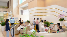 Khách hàng giao dịch tại Nam A Bank.