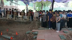 Dòng người đến viếng các liệt sĩ tại rãnh mộ ở Công viên Lê Thị Riêng, nơi hài cốt các liệt sĩ được tìm thấy