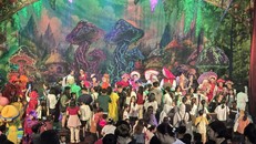 Khán giả thiếu nhi giao lưu với diễn viên sau giờ diễn.vở kịch "Làng Sờ Lay"