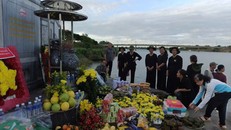 Dâng hương và hoa bên bờ sông Thạch Hãn ngày 27/7/2026. Ảnh: facebook Lê Bá Dương