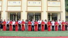 Đại diện Hội đồng thành viên, Ban Điều hành Agribank cùng các đại biểu Ngân hàng Nhà nước và tỉnh Cao Bằng cắt băng khánh thành công trình trường Tiểu học Vĩnh Quang, xã Lý Bôn - Cao Bằng