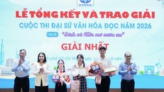 Đại diện Ban Tổ chức, Ban Giám khảo và đại biểu trao giải thưởng và biểu trưng Đại sứ Văn hóa đọc TPHCM năm 2026 cho thí sinh đạt giải Nhất Cuộc thi