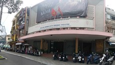 Rạp Công nhân (trước đây là rạp Nguyễn Văn Hảo, số 30 Trần Hưng Đạo) một thời là điểm đến của giới trẻ yêu cải lương.