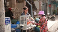 Bà con nhận đồ ăn sáng tại điểm phục vụ cơm chay miễn phí Thiện Tâm.