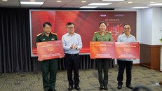 Ông Lê Quốc Minh, Ủy viên Trung ương Đảng, Tổng Biên tập Báo Nhân Dân, Phó Trưởng Ban Tuyên giáo Trung ương, Chủ tịch Hội Nhà báo Việt Nam, tặng vé cho các đơn vị