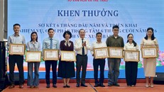 Ông Trần Thế Thuận - Giám đốc Sở Văn hóa và Thể thao TPHCM (giữa) trao bằng khen của UBND TPHCM đến các cá nhân và tập thể ngành xuất bản. Ảnh: Trung Nghĩa