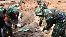 Đội tìm kiếm quy tập hài cốt liệt sĩ đang làm việc tại rãnh mộ B ở Công viên Lê Thị Riêng