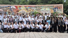 Khoảng 80 đại biểu gồm đại diện các lực lượng tiền thân của Nhà hát Cải lương Trần Hữu Trang, là Đoàn Cải lương Nam bộ, Đoàn Văn công Khu Sài Gòn - Gia Định, Đoàn Văn công TPHCM và các nghệ sĩ hiện tại của Nhà hát tham gia chuyến "về nguồn" - Ảnh: Minh Khang