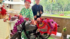 Nghệ nhân Hoàng Khang và nghệ nhân Mai Hoa (nhà sáng lập và giám đốc điều hành VIFE) bên tác phẩm đoạt giải thiết kế ấn tượng Viet Flora Cup 2026 của Hoàng Khang