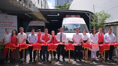 Đại diện hai đơn vị cắt băng khánh thành tại lễ trao 2 chiếc xe phục vụ công tác hiến máu trên địa bàn TP HCM