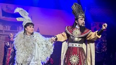 NSƯT Tú Sương và NSƯT Vũ Luân thể hiện lại trích đoạn "Chiếc áo thiên nga" - tác phẩm thể nghiệm đặc biệt phát huy hiệu quả công tác xã hội hóa của Nhà hát - Ảnh: Minh Khang