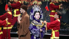 Huỳnh Kim Tho trong vai Trần Thị Dung (trích đoạn "Dấu ấn giao thời") với phần phụ diễn của huấn luyện viên Võ Minh Lâm - Ảnh: Thùy Trang