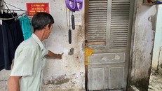 Chủ nhà trọ chỉ vị trí nước dâng trong đêm xảy ra tai nạn.