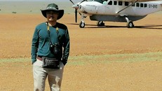 Nhà thơ Nguyễn Bảo Giang trong chuyến tiêu dao ở Kenya