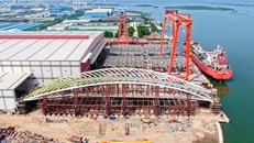 Nguyên khối vòm thép cầu đi bộ đã thử tải thành công và sẵn sàng lai dắt về sông Sài Gòn