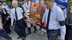 Thủ tướng Lê Minh Hưng và nguyên Chủ tịch nước Nguyễn Minh Triết cùng di quan hài cốt liệt sĩ ra xe về nơi an nghỉ cuối cùng. Ảnh: Hoàng Nhân