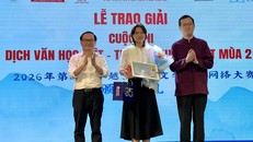 Nhà văn Nguyễn Nhật Ánh và ông Từ Châu - Quyền Tổng lãnh sự quán Trung Quốc tại TPHCM trao giải Nhất cuộc thi dịch văn học Việt - Trung, Trung - Việt 2026 cho bạn Nguyễn Ngọc Kim Ánh - sinh viên ĐH KHXH&NV (ĐH Quốc gia TPHCM)