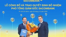 Ông Nguyễn Xuân Ái Quốc nhận quyết định bổ nhiệm và hoa chúc mừng từ ông Loic Faussier - Tổng giám đốc SACOMBANK