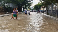 Giờ tan học tại trường Tiểu học Phạm Hữu Lầu (phường Tân Mỹ, TP.HCM)