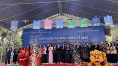 Các đại biểu thực hiện nghi thức khai mạc Liên hoan Ẩm thực 2022.