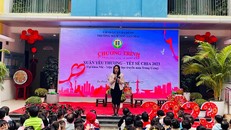 Cô Giáo Nguyễn Thị Thanh Hương, Hiệu Trưởng Trường Mầm non Sao Mai, phát biểu khai mạc chương trình. 