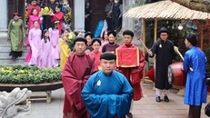 Đoàn rước dâng lễ cửa Đình từ Ngôi nhà di sản (87 Mã Mây) đi qua một số tuyến phố và dâng lễ tại đình Kim Ngân. (Ảnh: Thanh Tùng/TTXVN).