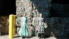 Buổi chụp hình tại một cơ sở tái chế thời trang may mặc.