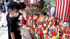 Trẻ em và du khách được hòa mình vào thế giới sắc màu của tò he. Ảnh: VGP/Bích Phương.