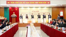 Đồng chí Võ Văn Thưởng, Uỷ viên Bộ Chính trị, Thường trực Ban Bí thư và các đồng chí lãnh đạo thực hiện nghi thức phát hành sách điện tử. Ảnh: Phương Hoa/TTXVN.