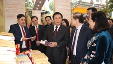 Các đại biểu tham quan nơi trưng bày bộ sách "Thường thức chính trị".