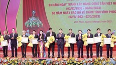 Chủ tịch Quốc hội Vương Đình Huệ và Bí thư Tỉnh ủy Vĩnh Phúc Hoàng Thị Thúy Lan tặng Bằng khen của Ban Chấp hành Đảng bộ tỉnh cho các tập thể có nhiều thành tích trong 60 năm làm theo lời Bác. Ảnh: Doãn Tấn/TTXVN.