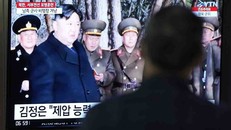 Hình ảnh hà lãnh đạo Triều Tiên Kim Jong-un thị sát đơn vị pháo binh Hwasong trên truyền hình hôm 9/3.