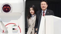 Tổng thống Hàn Quốc Yoon Suk Yeol (phải) và phu nhân lên máy bay trong chuyến thăm Nhật Bản tại căn cứ không quân ở Seongnam, phía Nam Seoul, ngày 16/3/2023.